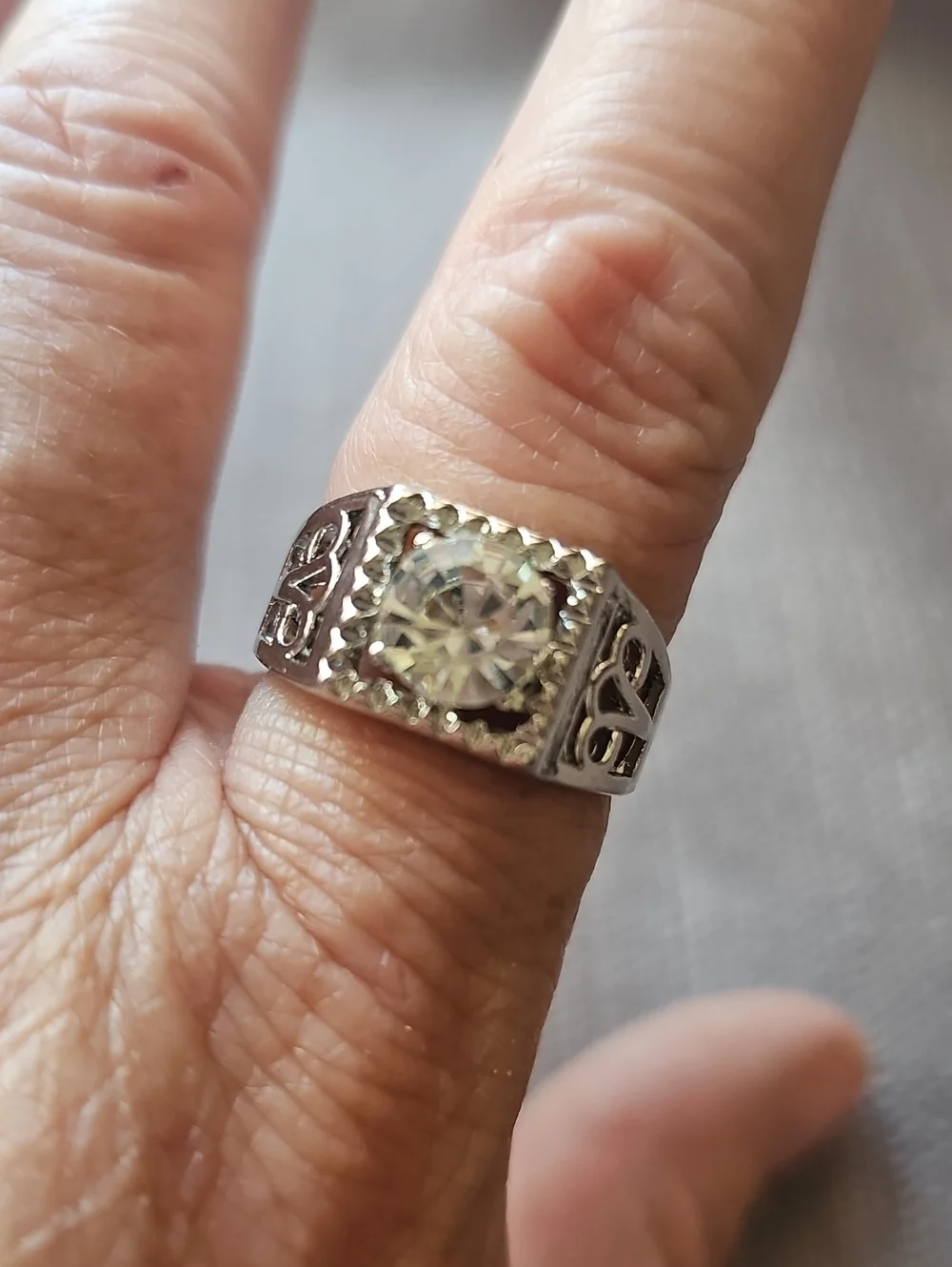 Silver Tone Ring With A Clear Stone Size 10